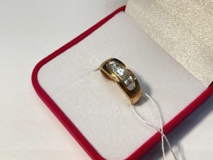 Кольцо с камнями золотое