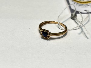 Кольцо с камнями золотое