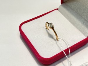 Кольцо с камнями золотое