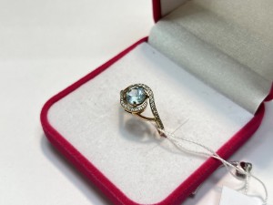 Кольцо с камнями золотое