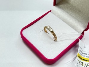 Кольцо с камнями золотое