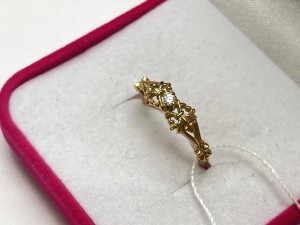 Кольцо с камнями золотое