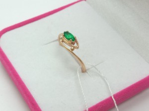 Кольцо с камнями золотое