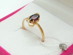 Кольцо с камнями золотое