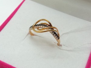 Кольцо с камнями золотое