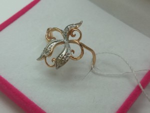 Кольцо с камнями золотое