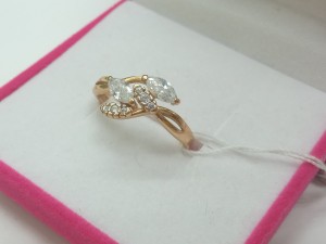 Кольцо с камнями золотое