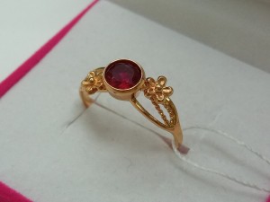 Кольцо с камнями золотое