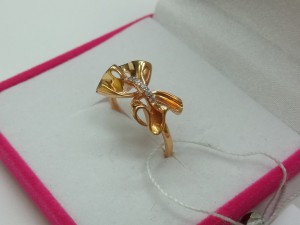 Кольцо с камнями золотое