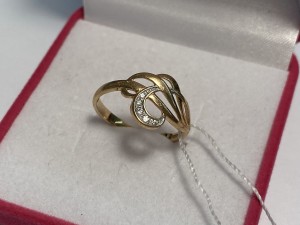 Кольцо с камнями золотое