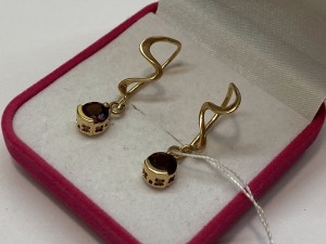 Серьги с камнями золотые