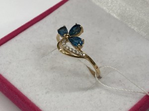 Кольцо с камнями золотое