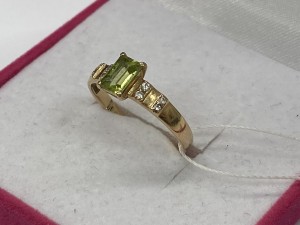 Кольцо с камнями золотое
