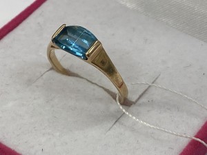 Кольцо с камнями золотое