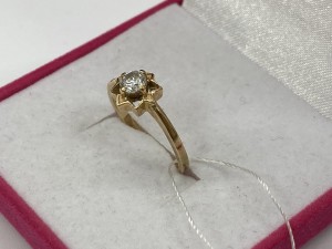 Кольцо с камнями золотое