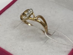 Кольцо с камнями золотое