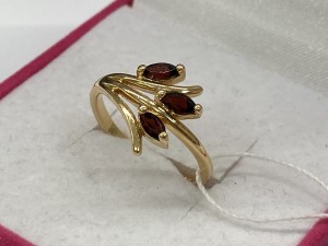Кольцо с камнями золотое