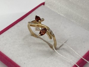 Кольцо с камнями золотое