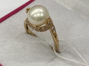 Кольцо с камнями золотое