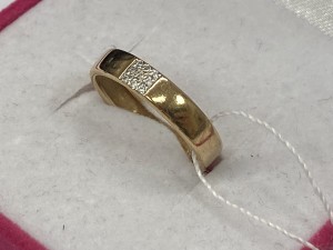 Кольцо с камнями золотое