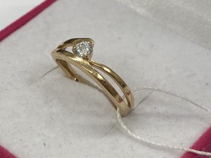 Кольцо с камнями золотое