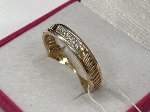 Кольцо с камнями бриллиант золотое