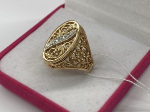 Кольцо с камнями бриллиант золотое