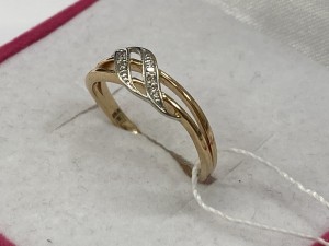 Кольцо с камнями бриллиант золотое