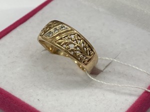 Кольцо с камнями золотое