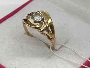 Кольцо с камнями золотое
