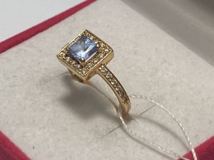 Кольцо с камнями золотое