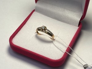 Кольцо с камнями золотое