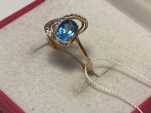 Кольцо с камнями золотое