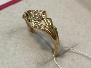 Кольцо с камнями золотое