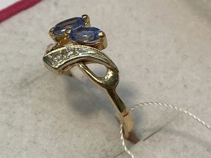 Кольцо с камнями золотое