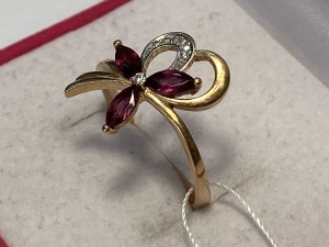 Кольцо с камнями золотое