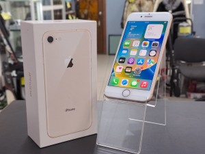 Мобильный телефон iPhone 8 64GB