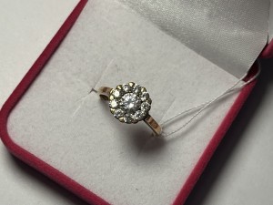 Кольцо с камнями золотое