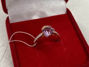 Кольцо с камнями золотое