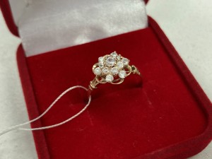 Кольцо с камнями золотое