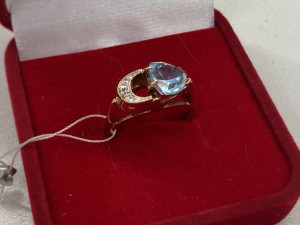 Кольцо с камнями золотое