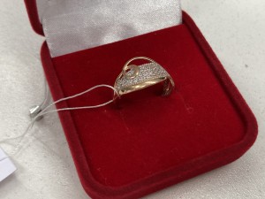 Кольцо с камнями золотое