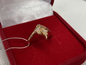 Кольцо с камнями золотое