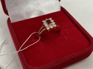 Кольцо с камнями золотое