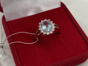Кольцо с камнями золотое