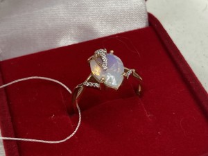 Кольцо с камнями золотое