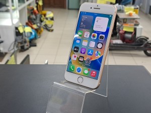 Мобильный телефон iPhone 8 64GB