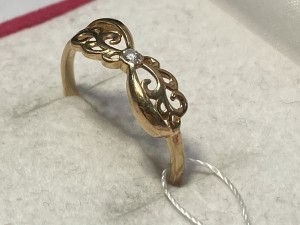 Кольцо с камнями золотое