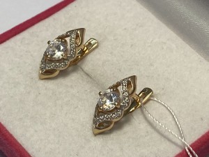 Серьги с камнями золотые