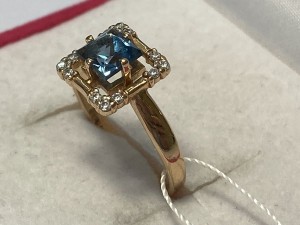 Кольцо с камнями золотое